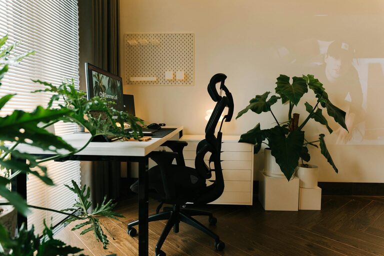 How to Create a Cozy and Productive Home Office Space
